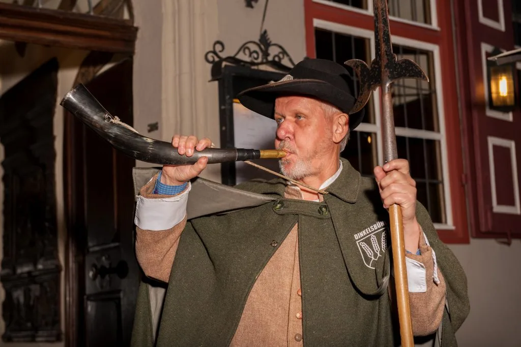 Nachwächter in Dinkelsbühl nutzt sein Horn