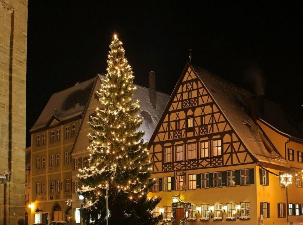 Weihnachtsbaum auf dem Weinmarkt in Dinkelsbühl